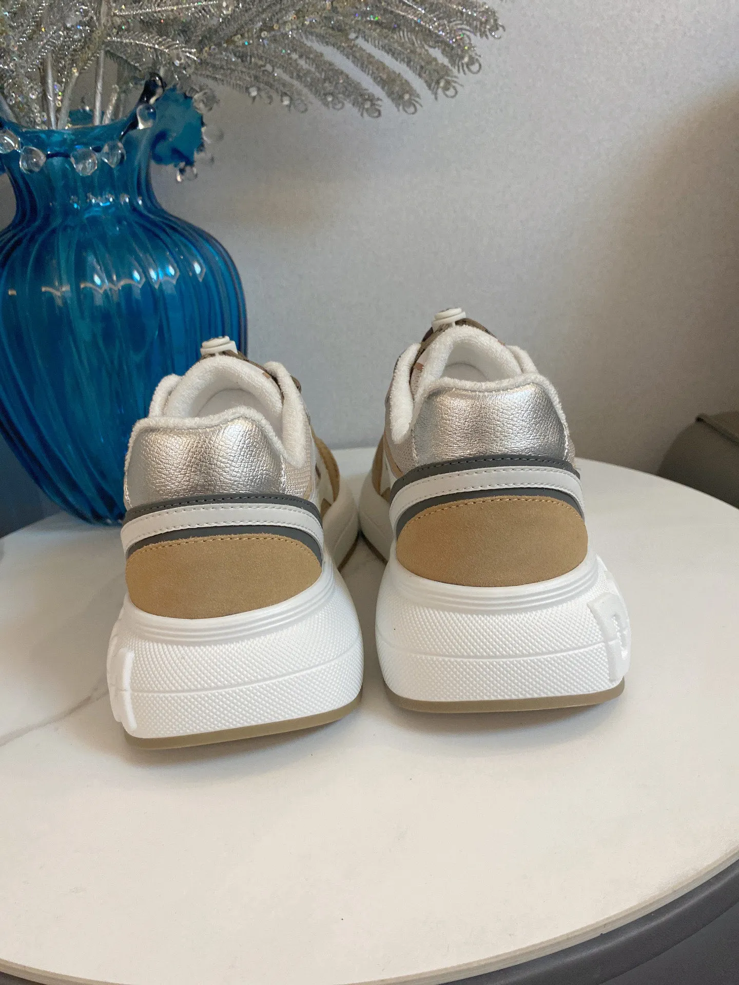 Men's men's shoes💰580 Dolce&Gabbana Dolce & Gabbana's latest popular D&G couple's dad shoes Airmaster series casual sports shoes original purchase development and production Airmaster shoes draw inspiration from Daymaster's iconic shape, while lightening the middle part of the sole to present a more sporty appearance. Nylon upper with contrasting suede and calfskin details. The tongue, heel and back sole are embellished with the DG logo, and the micro-injection logo rubber label is the icing on the cake. Exquisitely packaged at the delivery counter🛍📦 ▪️ Fabric: Original imported first-layer cowhide ▪️ Lining: Customized breathable towel lining ▪️ Sole: Original molded PU+TPU material ▪️ Bottom thickness: 5CM ▪️ Size: Women's 35-40/Men's 39-44 (45 46 customized)